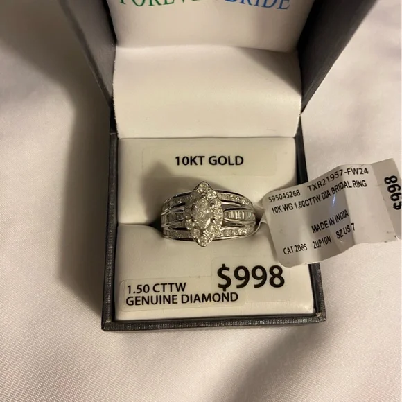 ENGAGEMENT RING - Picture 2 of 6